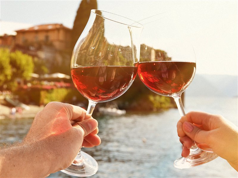 Nicht nur roter – auch weißer Wein aus Italien mundet.