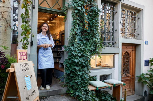 Gleich unterhalb des Lindenhofs befindet sich das kleine «Le Café enSoie by Vicafé», wo es hervorragenden Kaffee zum Mitnehmen gibt.