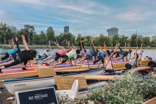 Ausgeglichen in den Tag starten bei einer Yoga-Einheit am Bootshaus-Steg.