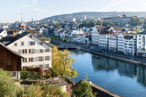 Der Lindenhof in der Altstadt ist einer der schönsten Plätze Zürichs ...