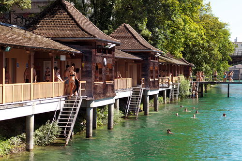 Allseits beliebt ist das älteste Flussbad der Stadt, der Untere Letten. Hier legt man eine Abkühlungspause ein.