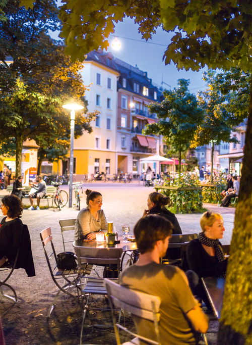 Der Idaplatz gehört mit seinen Cafés und Bistros zu den am meisten besuchten Quartierplätzen Zürichs.