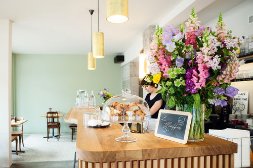 Gemütlich ist es im «Café du Bonheur» in der Nähe.