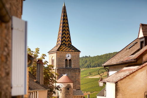 Der Schmuck der Kirchtürme (hier St. Germain in Pernand-Vergelesses, einen Steinwurf entfernt von Bonneau du Martray) ist Ausdruck des Wohlstands, den Burgunds Weinberge über Jahrhunderte geschaffen haben.