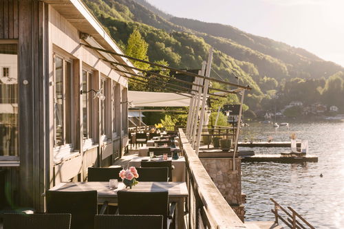 Das »Bootshaus« von Lukas Nagl (rechts im Bild ) am Traunsee bietet das volle Genussmenü: Die Blicke auf See und Teller garantieren Sinnesfreuden und Seelenfrieden.