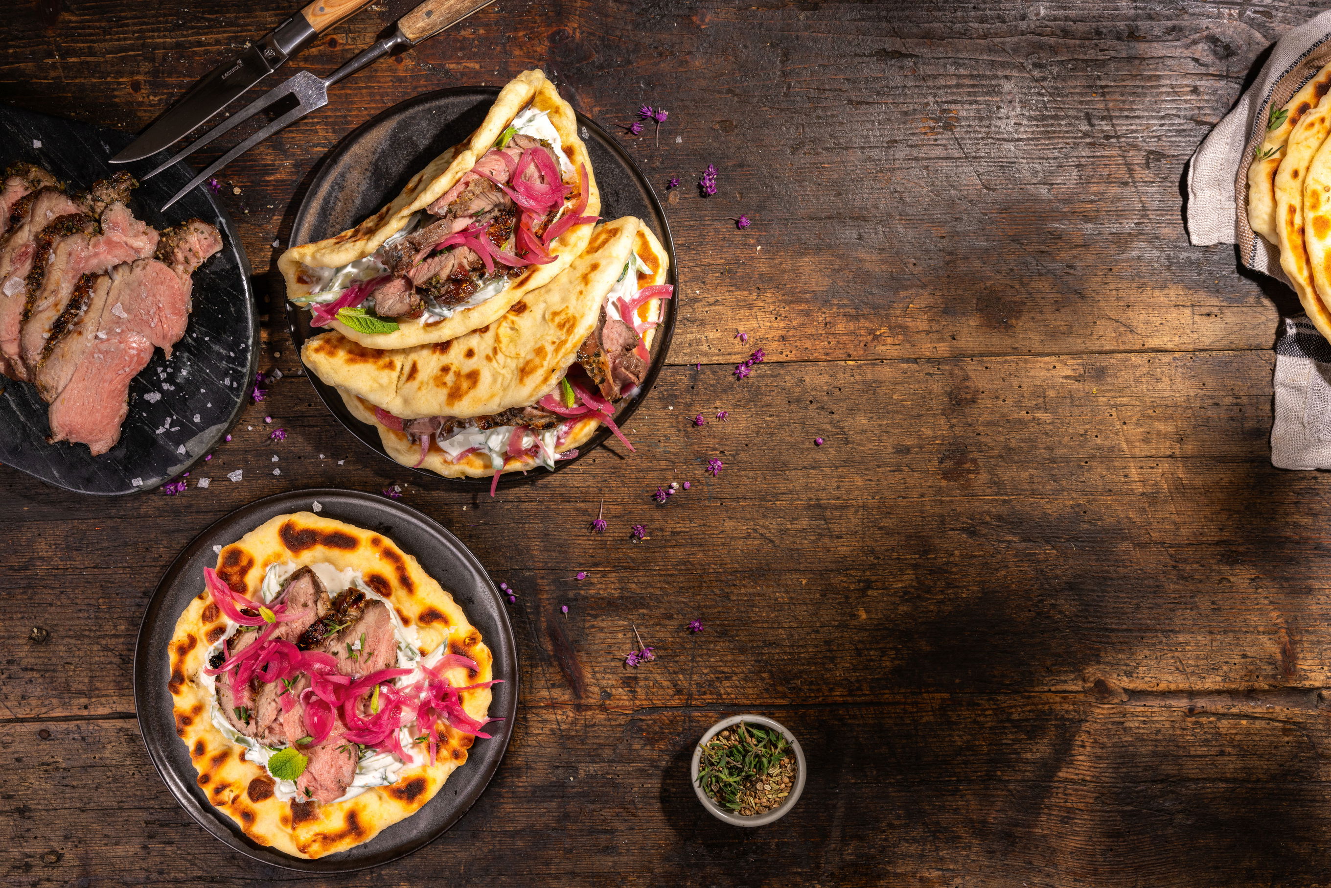 Mit Honig glasierte Lammkeule mit Pita und Gurkenraita - Rezepte - Falstaff