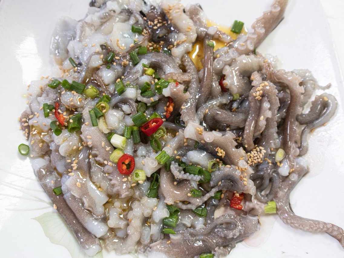 Sannakji, der lebendige Oktopus aus Südkorea, sorgt mit seinen sich bewegenden Tentakeln für ein aufregendes kulinarisches Erlebnis.