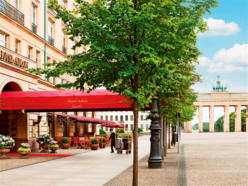 Zentraler geht es kaum –  das »Hotel Adlon« hat eine Ausnahmelage am Pariser Platz in Berlin-Mitte und ist nur wenige Schritte vom Brandenburger Tor entfernt.
