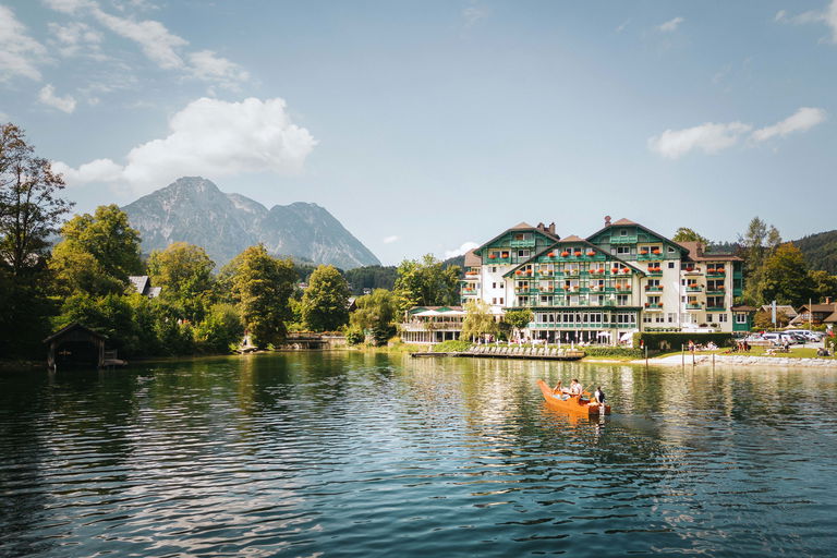 Die »Seevilla« in Altaussee bietet von jedem Balkon freie Sicht auf die Trisselwand und den Plättenverkehr am See.