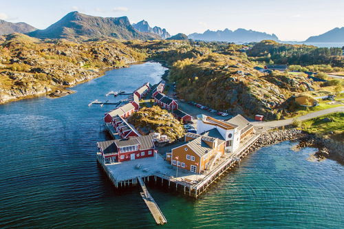 Die typische Architektur der Fischerhütten namens »Rorbuer« – renoviert oder neu gebaut – ist wieder hochaktuell. Rechts: Stockfisch als Dekoration im Restaurant »Gadus« in Reine.