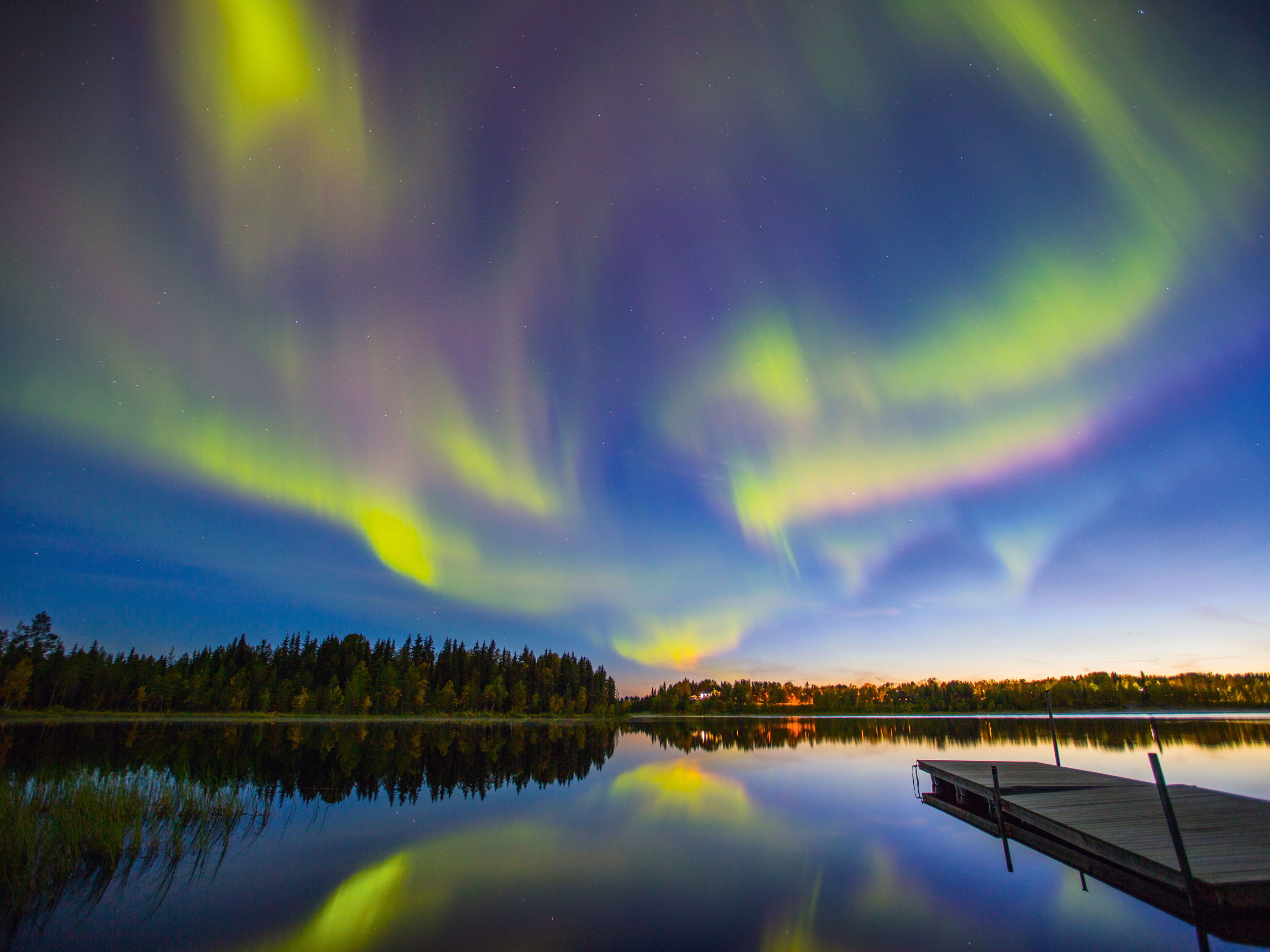Das Polarlicht – die »Aurora Borealis« – sieht man in Schwedisch Lappland besonders gut. In den Monaten September bis März sind die Nächte lang und dunkel genug, um gute Chancen zu haben.