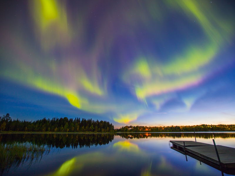 Das Polarlicht – die »Aurora Borealis« – sieht man in Schwedisch Lappland besonders gut. In den Monaten September bis März sind die Nächte lang und dunkel genug, um gute Chancen zu haben.