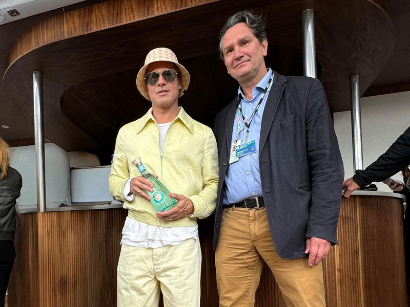 Brad Pitt und Andrew Bayley (UK General Manager, Famille Perrin) während des Grand Prix in Silverstone.