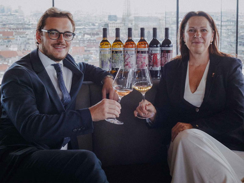 Maximilian Steiner, amtierender »Bester Sommelier Österreichs« mit Annemarie Foidl, Präsidentin der Sommelier Union Austria.