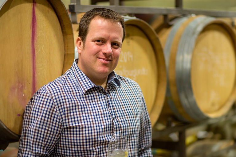 Alexander Hoch setzt mit Leidenschaft und innovativen Methoden auf naturnahen Weinbau.