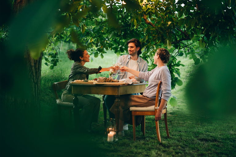 In den acht Weinbaugebieten öffnen unzählige Heurige ihre Türen und bieten den Gästen die Gelegenheit, regionale Weine in gemütlicher Atmosphäre zu gustieren.