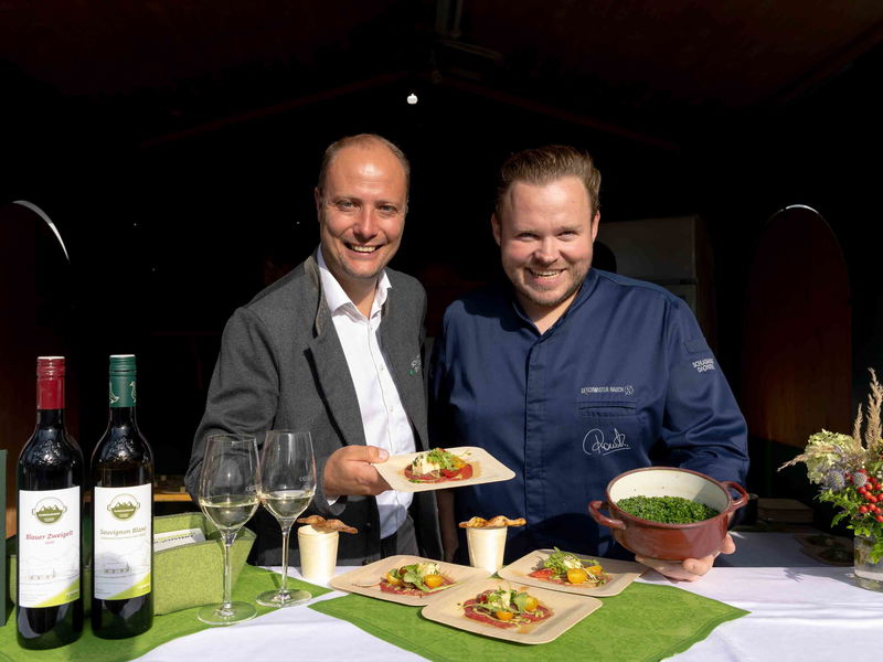 Mathias Schattleitner vom Tourismusverband Schladming-Dachstein (l.) und Koch Richard Rauch.