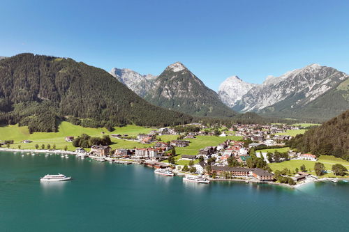 Der Tiroler Aachensee begeistert mit seinem Zusammenspiel aus dramatischen Gipfeln und grünblauem Wasser. 