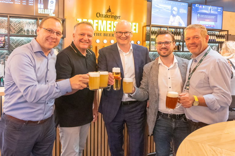 Achim Kretzschmar, Geschäftsführer SSP Österreich, Christoph Baur, Eigentümer und Betreiber von Leberkas-Pepi, Mag. Julian Jäger, Vorstand der Flughafen Wien AG, Peter Wagner, General Manager bei SSP Austria GmbH, Gerhard Gutmayer, Verkaufsleiter Gastronomie NÖ Nord von Ottakringer.