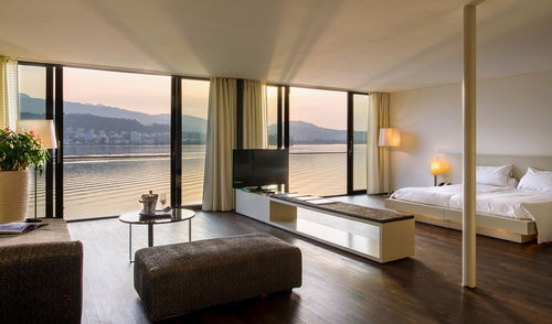 In der grosszügige «Deluxe Suite» können Gäste eine atemberaubende Aussicht auf den See und die Berge geniessen.