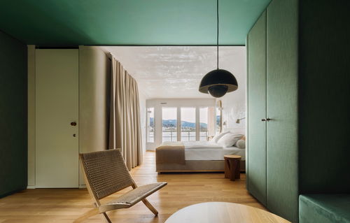 Eines der traumhaften Zimmer mit Seesicht, «Design Balcony», neugestaltet von Herzog &amp; De Meuron.