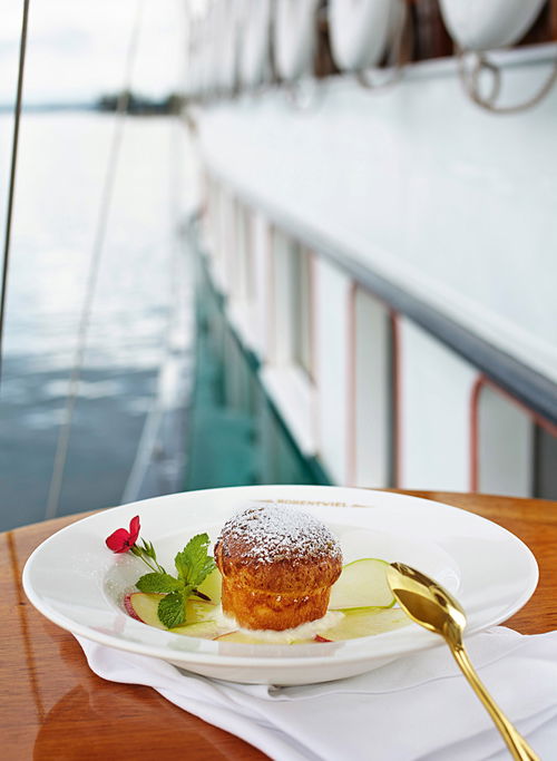 Gourmets kommen an Bord des Dampfers »Hohentwiel« auf dem Bodensee auf ihre Kosten: Hier hat man ein »Meer an Möglichkeiten«.