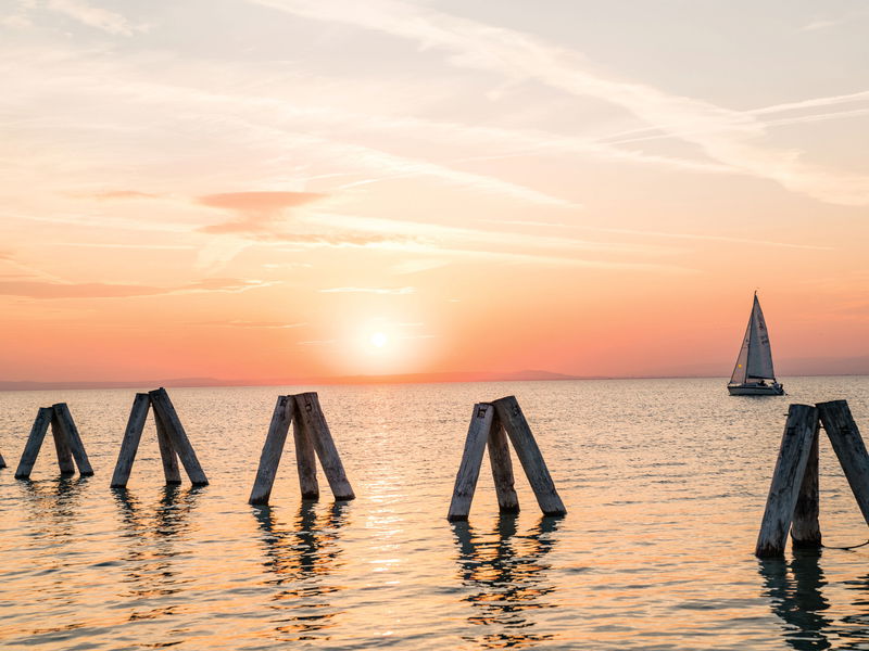 Der Neusiedler See rittert seit vielen Jahren mit dem Bodensee um den Titel als größter See Österreichs. Besuchenswert sind beide.