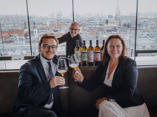 Maximilian Steiner mit Tomas Hynek (Head Sommelier »Das LOFT« im »SO/ Vienna«) mit Annemarie Foidl (Präsidentin Sommelier Union Austria).