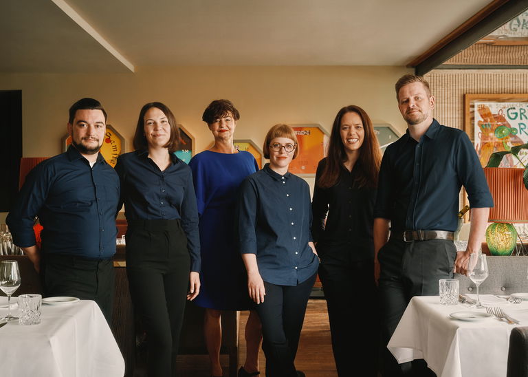 Vlnr: Alessandro Toscani, Pauline Pérou, Andrea Kauk (Restaurantleitung), Anna-Patricia Schilling, Nancy Großmann und Nikolaus Laurentius.