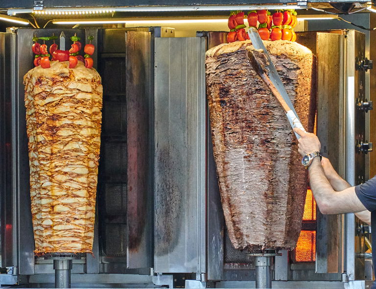 Die Vorgaben: Lamm- oder mindestens 16 Monate altes Rindfleisch, exakt mariniert und aufgespießt, eine vorgeschriebene Garzeit, mit einem 55 Zentimeter langen Dönermesser in exakt zwei bis fünf Millimeter dicke Streifen geschnitten.