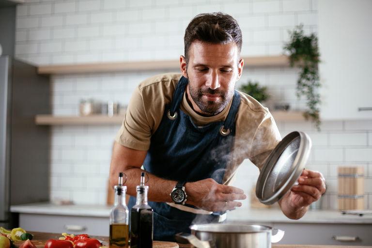 Keine Lust zu kochen? Das soll künftig auch im Airbnb kein Problem sein  – dank In-House-Köch:innen.