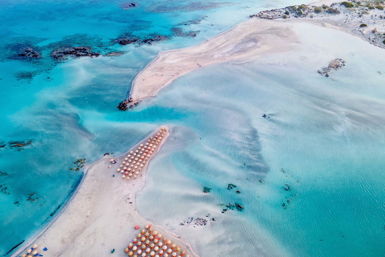 In Elafonisi im Süden lassen Muscheln und Korallen den Strand rosa schimmern. 