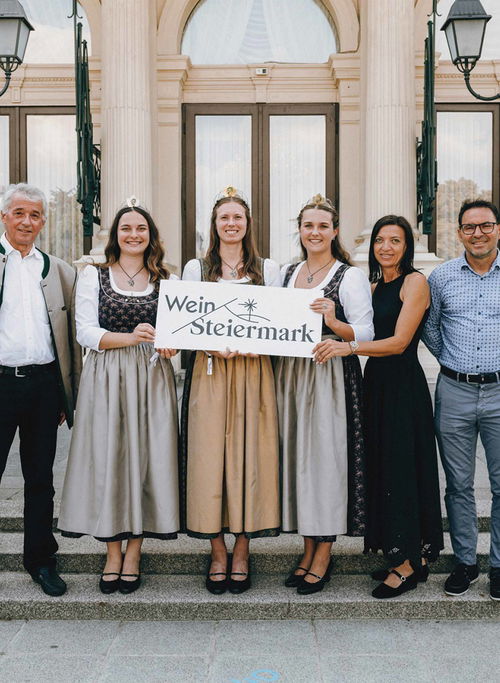 Ing. Werner Luttenberger, GF Wein Steiermark; Weinhoheiten Antonia Hiebaum, Magdalena Niederl &amp; Lea Kneißl, Andrea Jöbstl-Prattes, Leitung Marketing Wein Steiermark; Stefan Potzinger, Obmann Wein Steiermark.