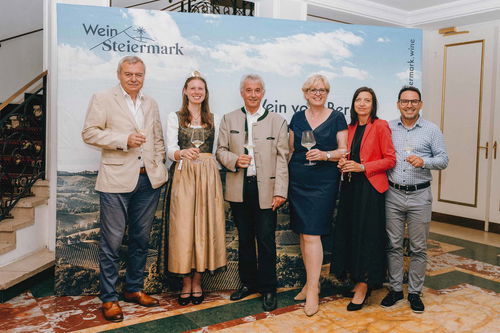 Prof. DI Josef Glatt, Weinbaudirektor; Weinkönigin Magdalena Niederl; Ing. Werner Luttenberger, GF Wein Steiermark; Mag. Ulrike Hager, Bereichsleitung Gebietsmarketing ÖWM; Andrea Jöbstl-Prattes, Leitung Marketing Wein Steiermark; Stefan Potzinger, Obmann Wein Steiermark. 