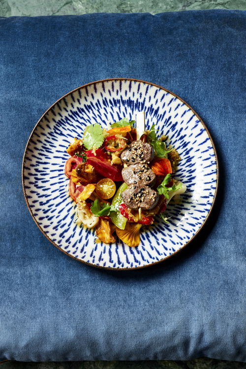 Asiatischer Pfifferling-Tomaten-Salat mit Sesam und Rehrücken am Spiess.
