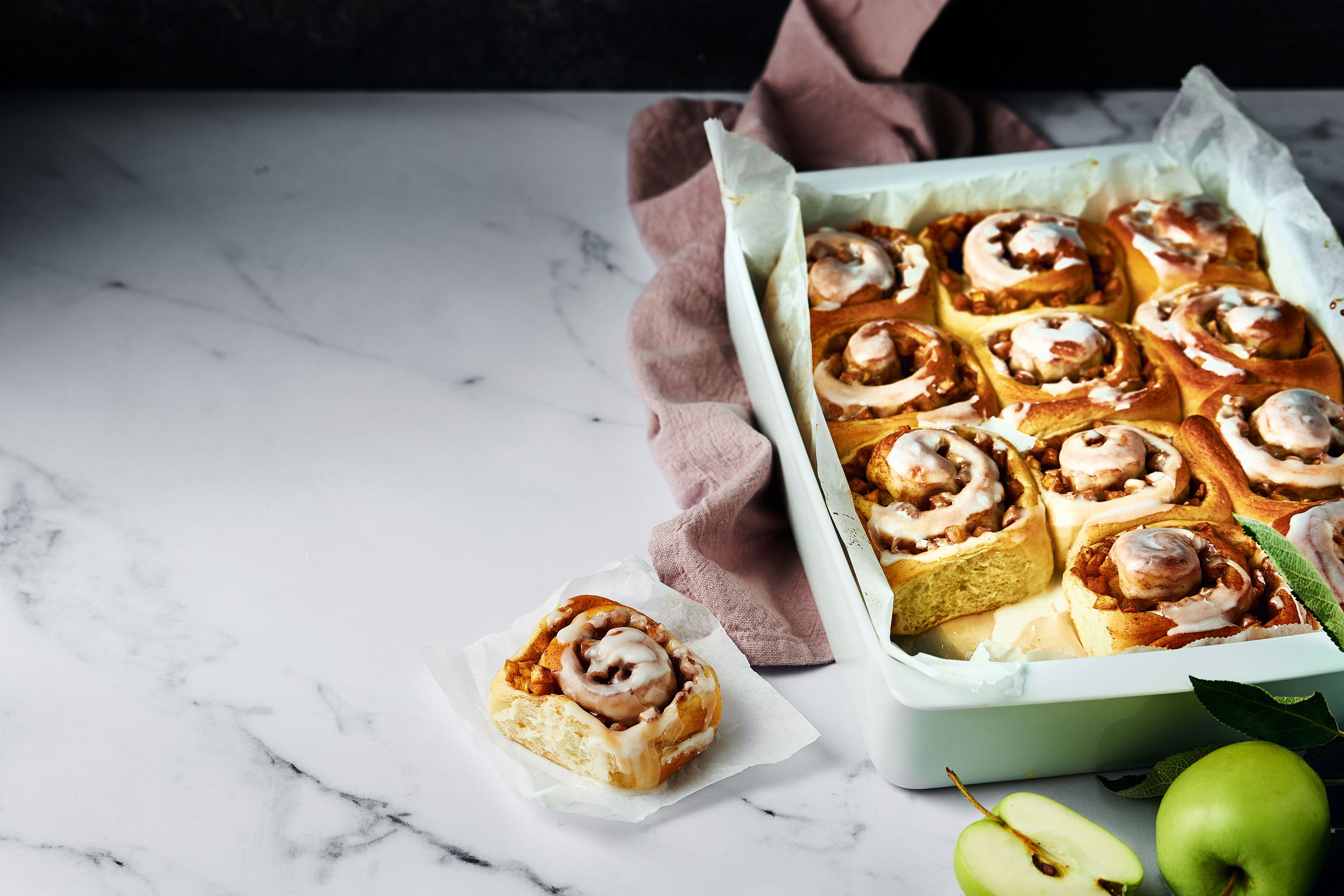 Apfel-Flammkuchen mit Bergkäse und Rosmarin - Rezepte - Falstaff