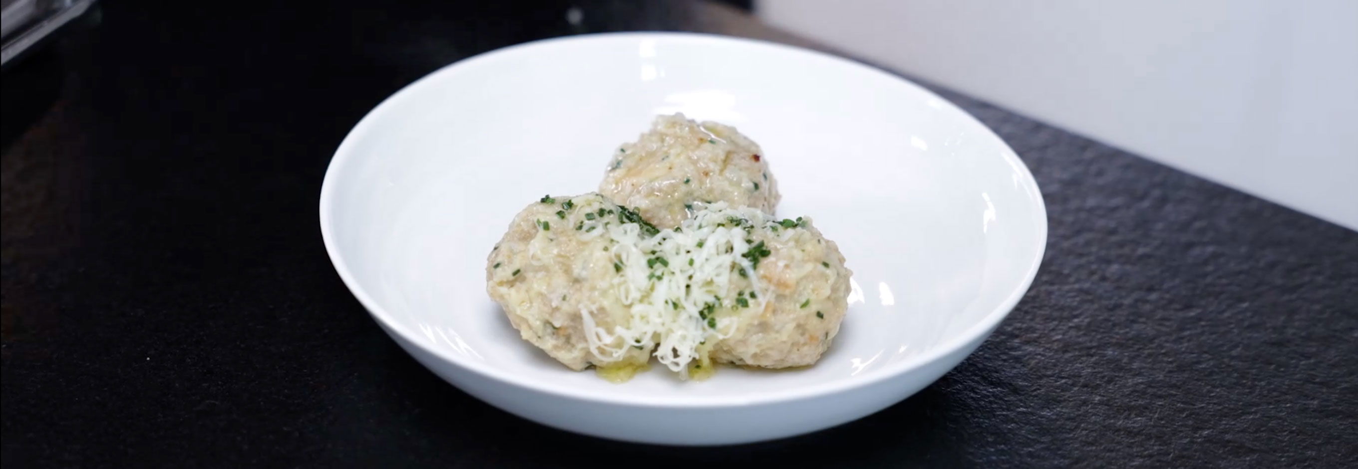 Hausgemachte Brotknödel mit Rahmkäsefüllung - Rezepte - Falstaff