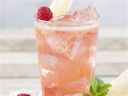 Der Cocktail holt den Sommer ins Glas.