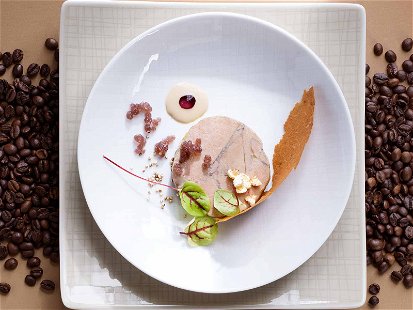 Stefan Heilemanns Küche ist klassisch französisch mit persönlichem Touch – ganz genau wie die Entenleber mit Kaffee, Cerealien und Traube.