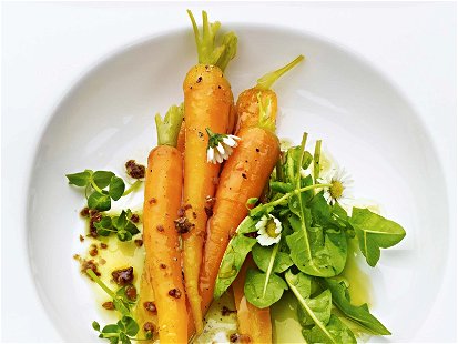 Salat von Karotten und Löwenzahn
