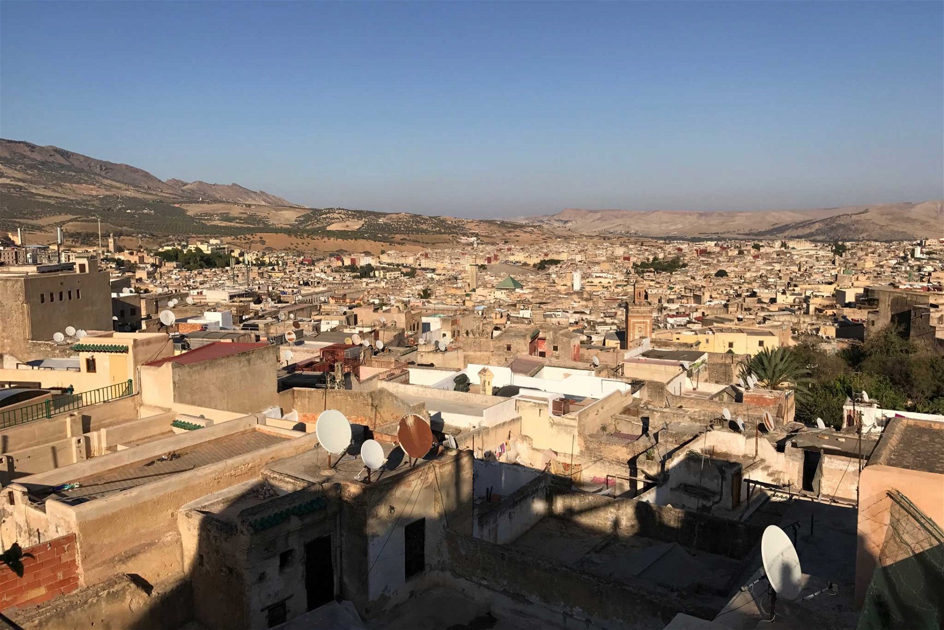 Über den Dächern von Fès. Wer nach Marrocco reist, sollte umbedingt auch einen Abstecher nach Fès machen. 