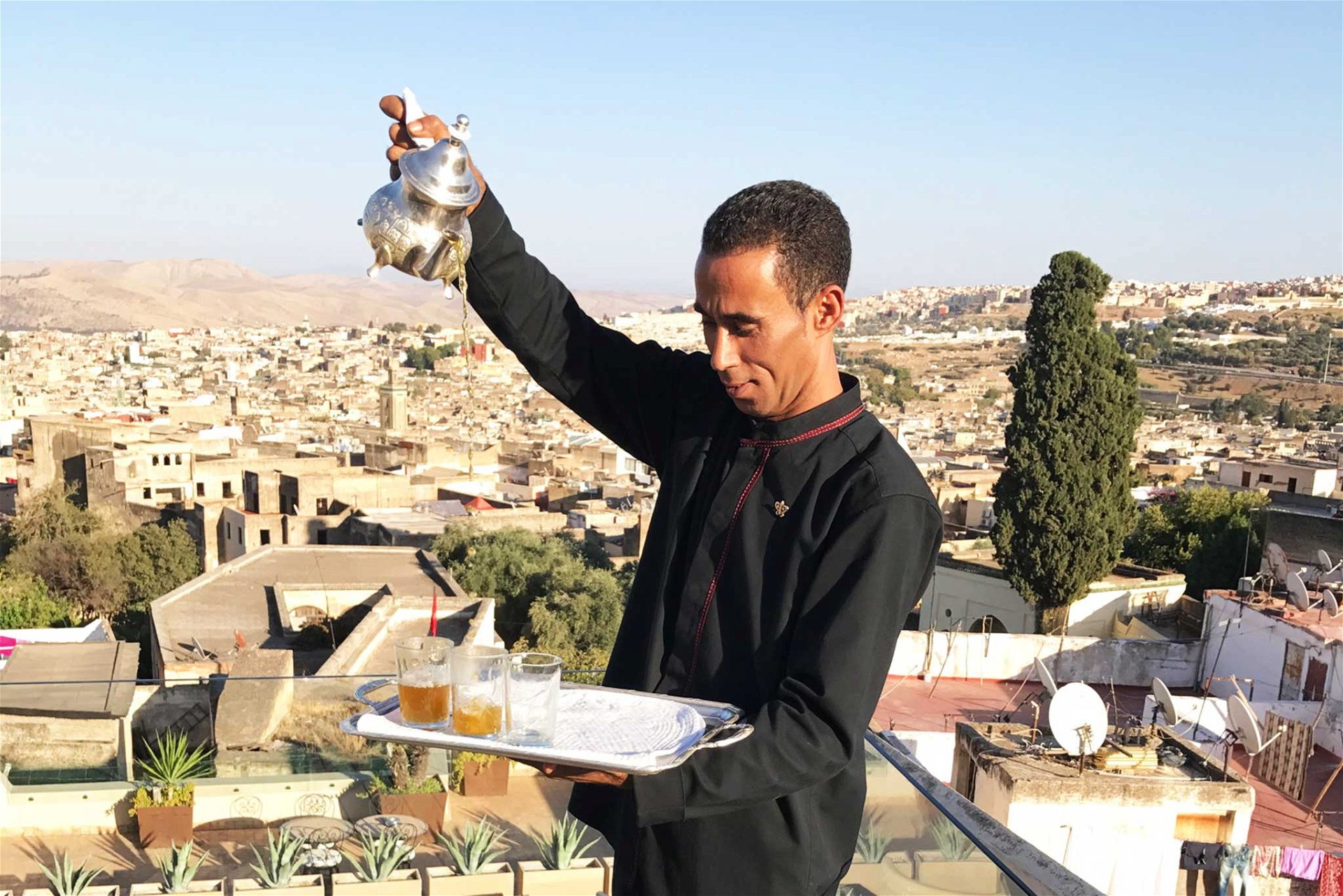 »Thé à la Menthe« gilt als marokkanisches Nationalgetränk. Schon alleine das Servieren des Minztees ist ein Erlebnis. 