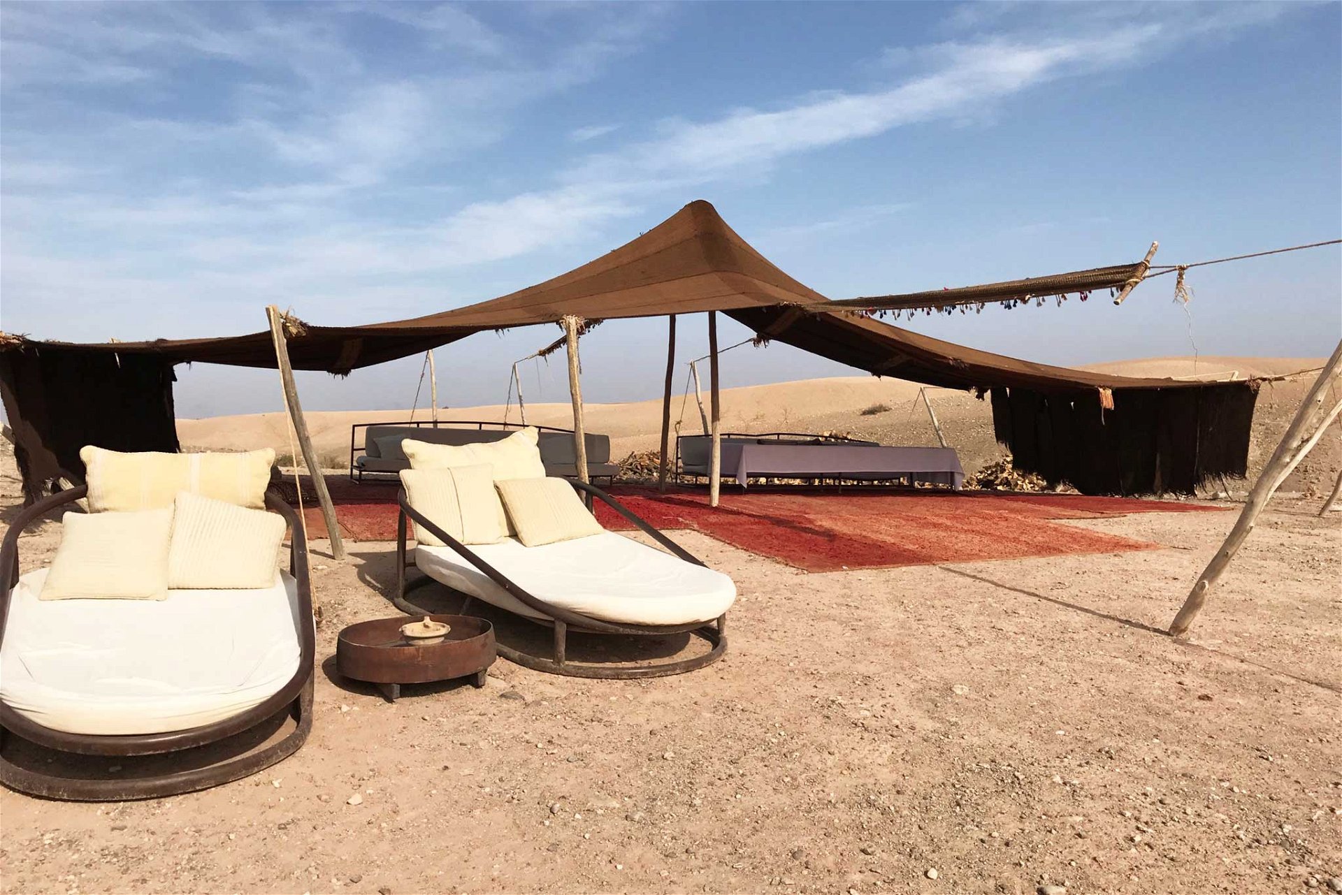 Luxus in der Wüste: Gäste der Wüstentouren werden auch inmitten der Sanddünen verwöhnt. 