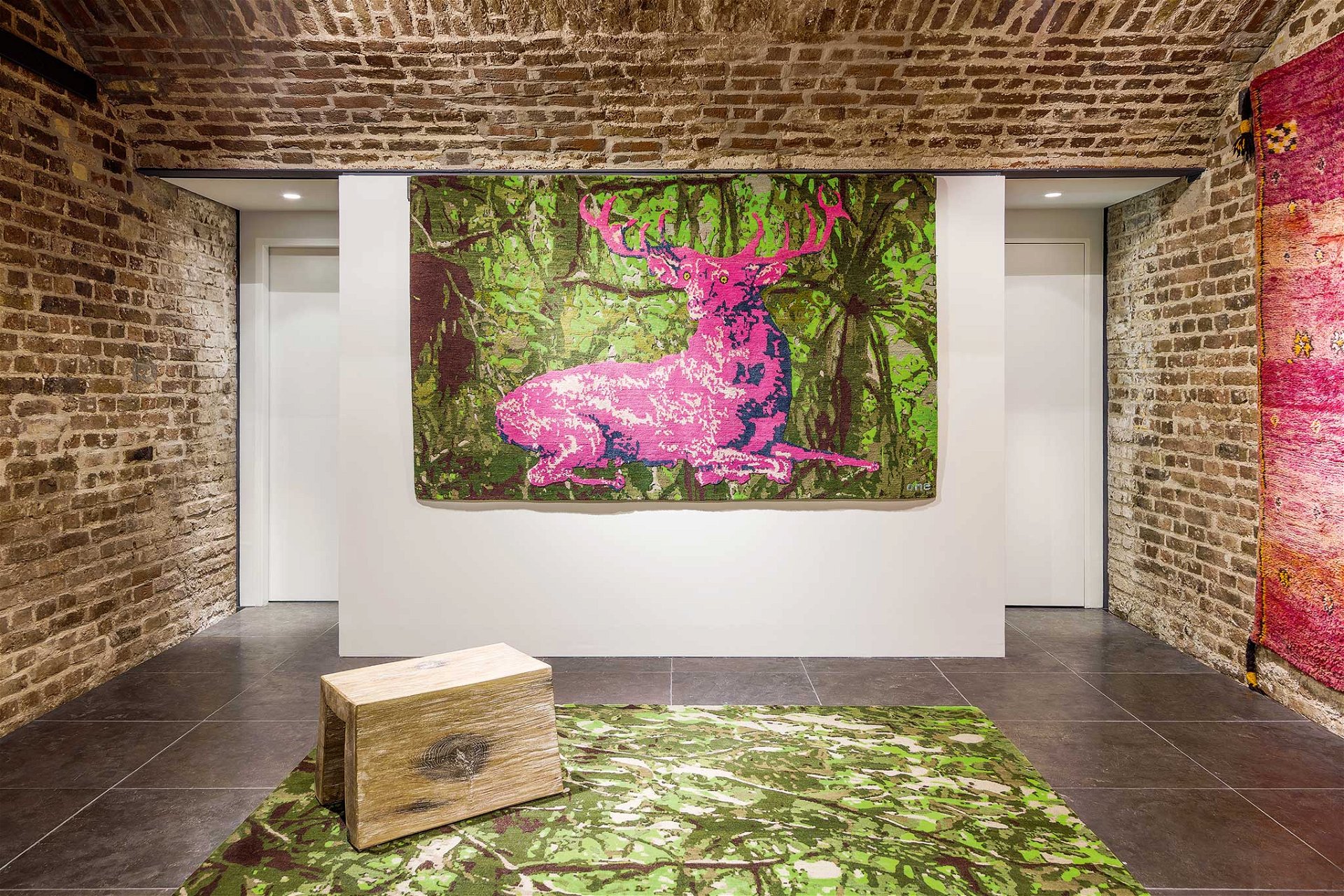 Pink is beautiful Showroom in Köln. Der Teppich mit dem Hirsch heißt »Gamba and Spice« (»Where Is Bambi«).