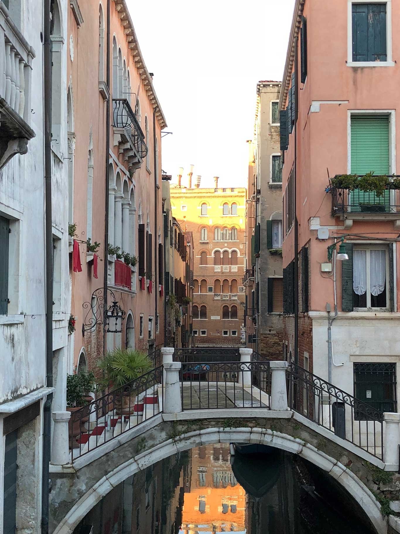 Jede Brücke ist ein Design-Highlight in Venedig.