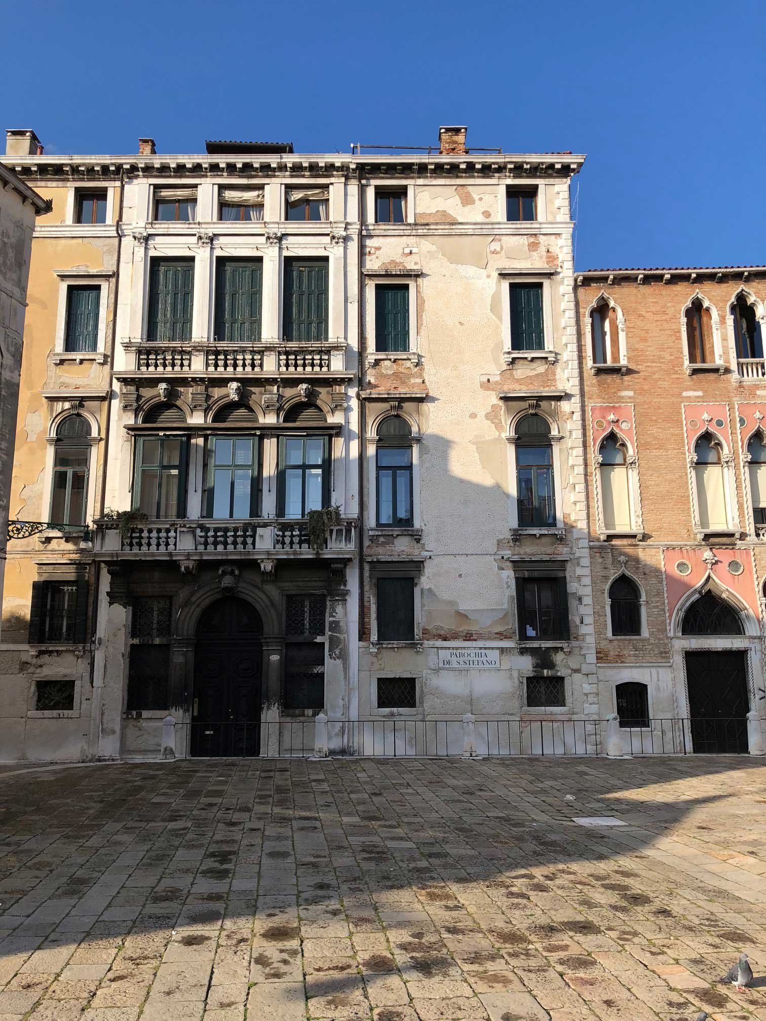 Die vom Salzwasser und der Zeit angegriffenen Häuserfronten verleihen Venedig eine ganz besondere Aura.  