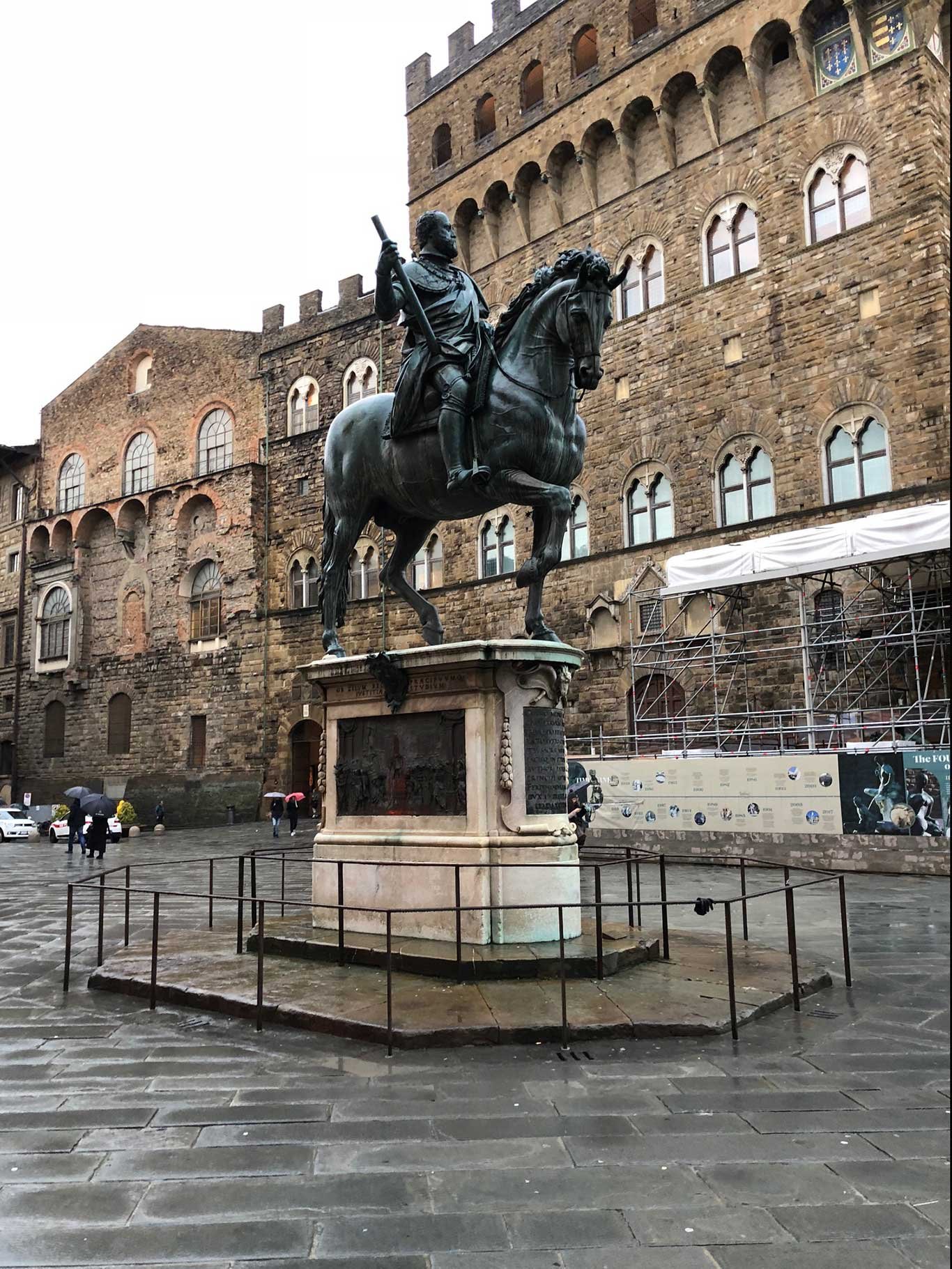Die Statue »Reiterstandbild Cosimos I.« von Giambologna befindet sich auf dem berühmten Piazza della Signoria. 
