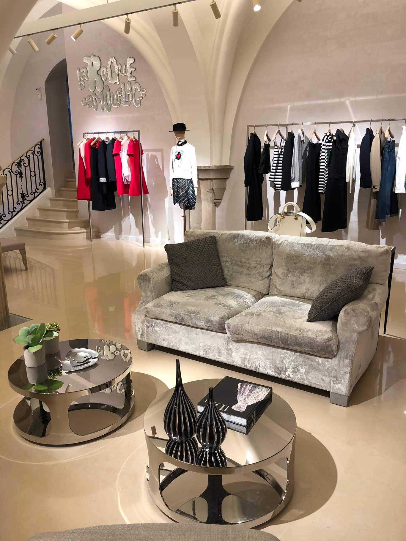 Die Dior-Boutique ist in einem ehemaligem Kloster untergebracht. Weiteres Highlight: der Künstler Rob Wynne war exklusiv für die Kunstgestaltung der Räume zuständig. 