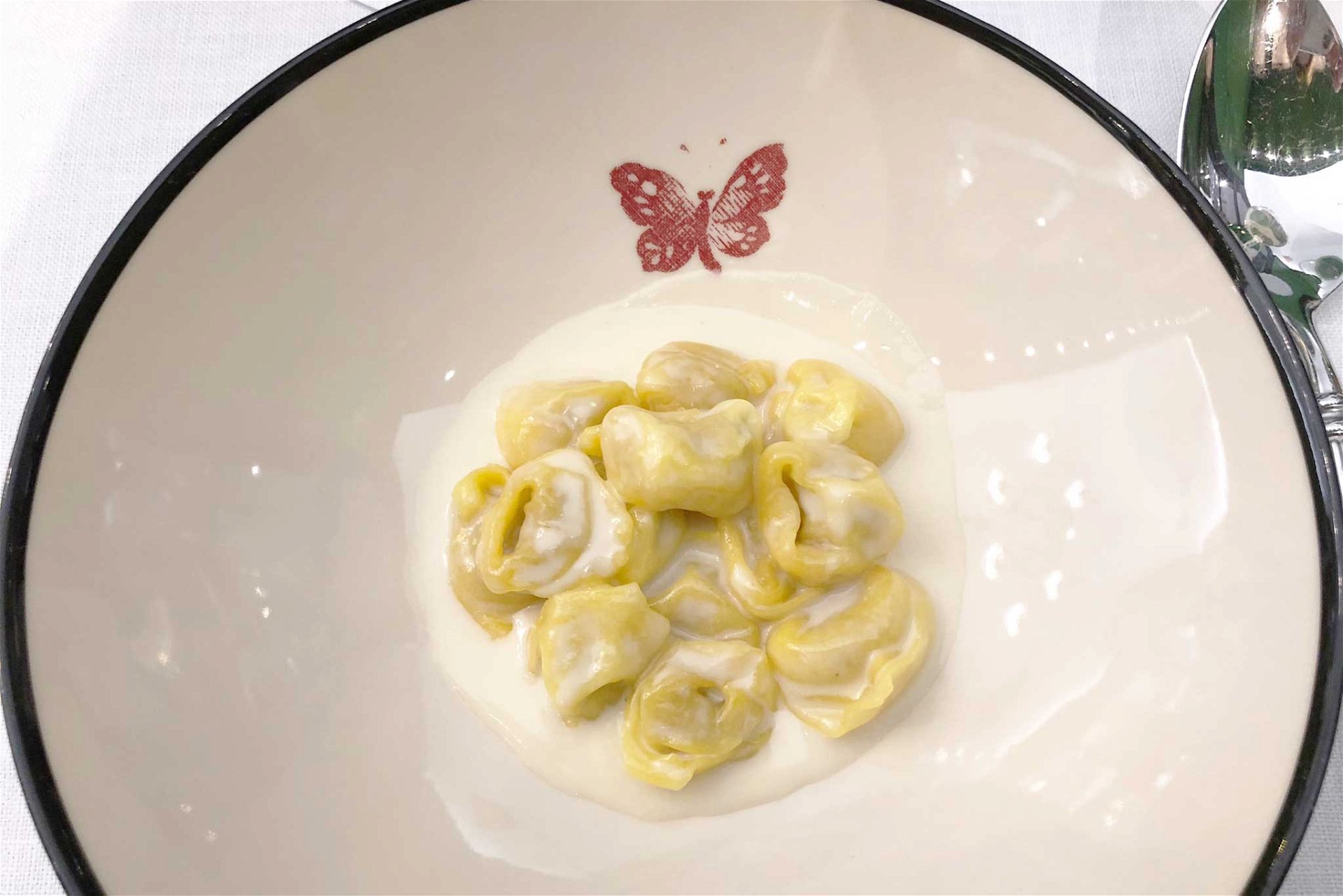 Der Signature Dish von Massimo Bottura: Tortellini mit Grana Sauce. 