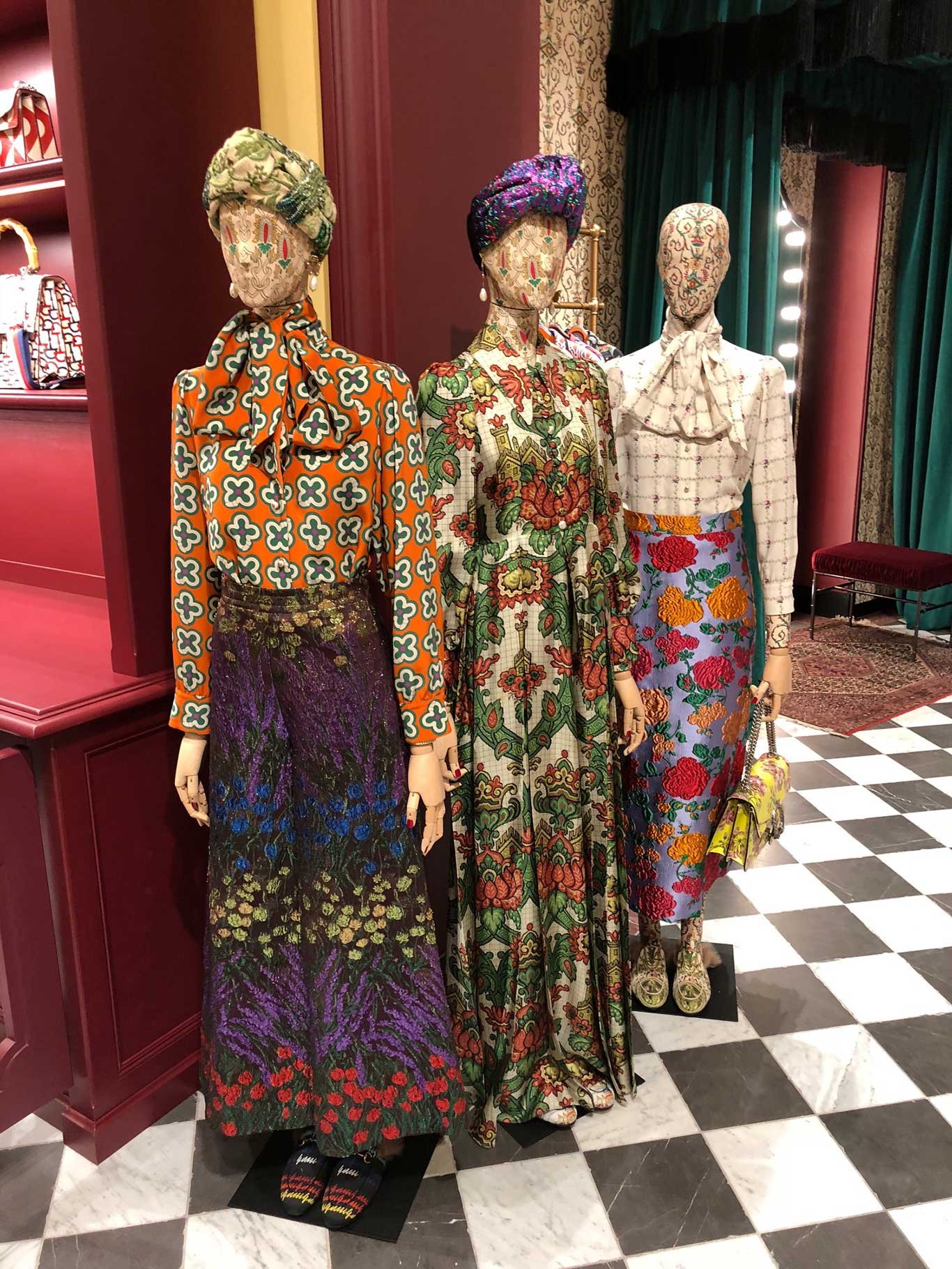 Die neuesten Modelle der Gucci Prêt-à-porter Kollektion im Gucci Museum. 